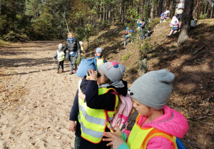 Dzieci prowadzą obserwacje w lesie